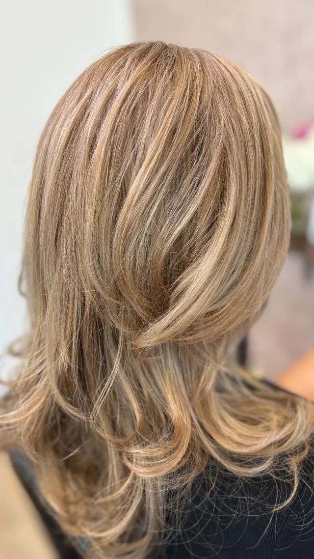Wenn du mehr Farben auf dem Kopf hast als du möchtest dann braucht es einen Ausgleich. Mit den richtigen Tools ist das kein Problem. 
@jghprofessional @schwarzkopfpro.ch @curveo.official @foilmefoils @foilmefoils.de 
#danke #thankyou #hairprofessional #instahair #beforeandafter #vorhernachher #wilsg #hairgoals #blondehair #lovemyjob #blonde #hairreels #mywork #myworkspeakforitself❤️